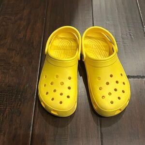 **SOLD** Yellow Crocs Classic Women sz 10 Men sz 8 EUC